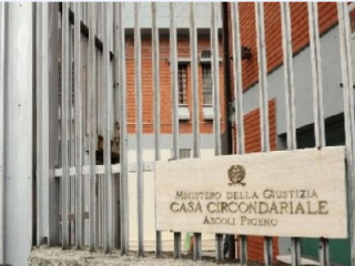 Ascoli Piceno - Carcere di Marino del Tronto, detenuti danno alle fiamme le lenzuola e danneggiano la cella: quattro agenti feriti